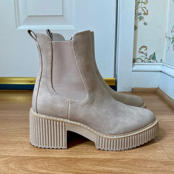 DV by Dolce Vita Darcel Lug Danda Chelsea Chunky Ankle Boot Stone Women’s Size 8 - Picture 7 of 14